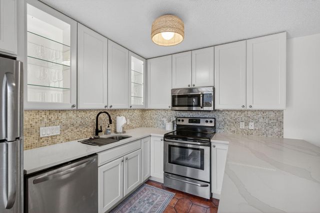 1700 Embassy Drive 103, West Palm Beach, FL 33401