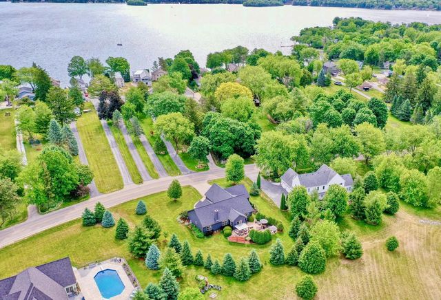 W347N5943 Lake DRIVE, Oconomowoc, WI 53066