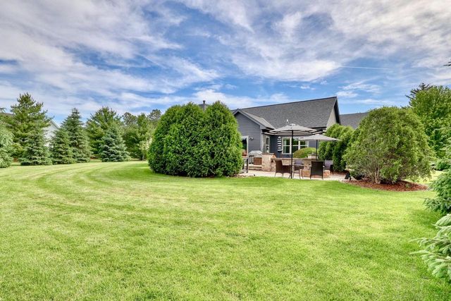 W347N5943 Lake DRIVE, Oconomowoc, WI 53066