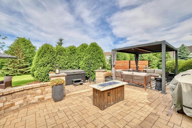 W347N5943 Lake DRIVE, Oconomowoc, WI 53066