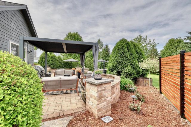 W347N5943 Lake DRIVE, Oconomowoc, WI 53066