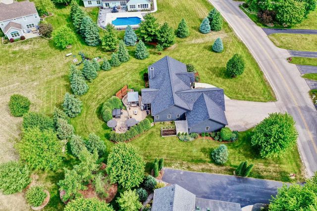 W347N5943 Lake DRIVE, Oconomowoc, WI 53066