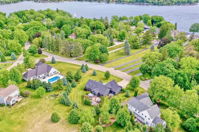 W347N5943 Lake DRIVE, Oconomowoc, WI 53066