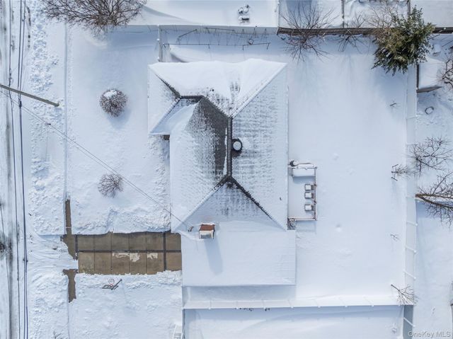 34 Pine Street, Hicksville, NY 11801