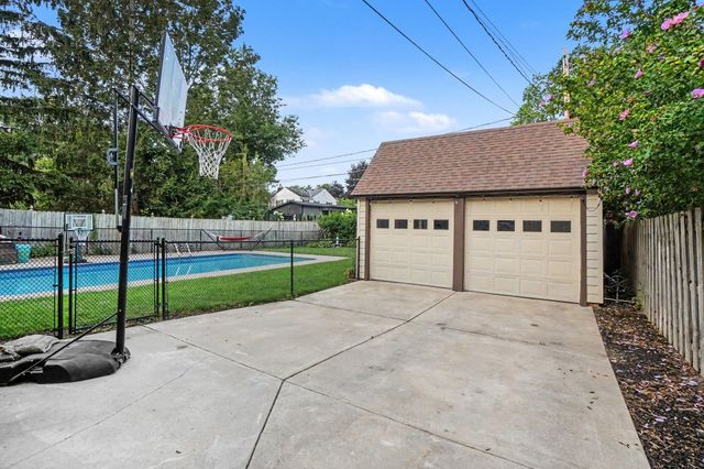566 Lawndale Court, Holland, MI 49423