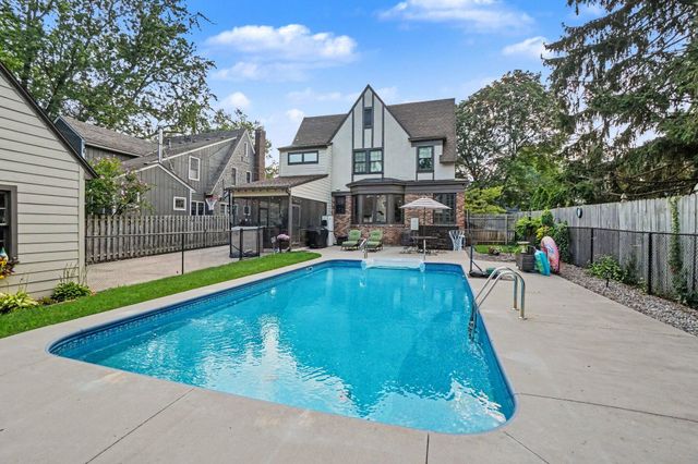 566 Lawndale Court, Holland, MI 49423