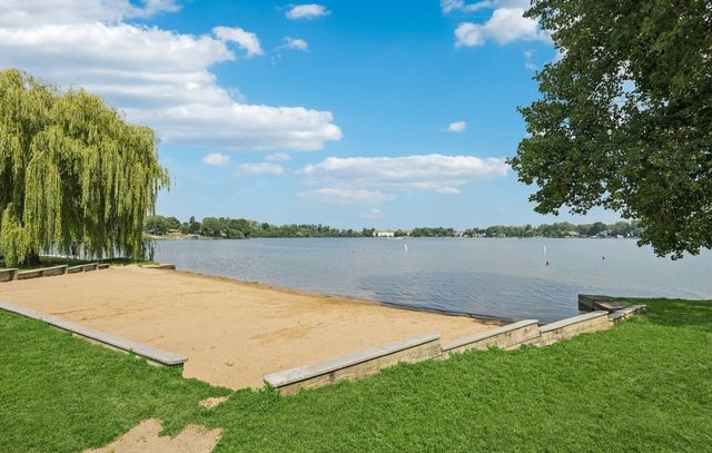 33320 N Sunset Avenue, Grayslake, IL 60030