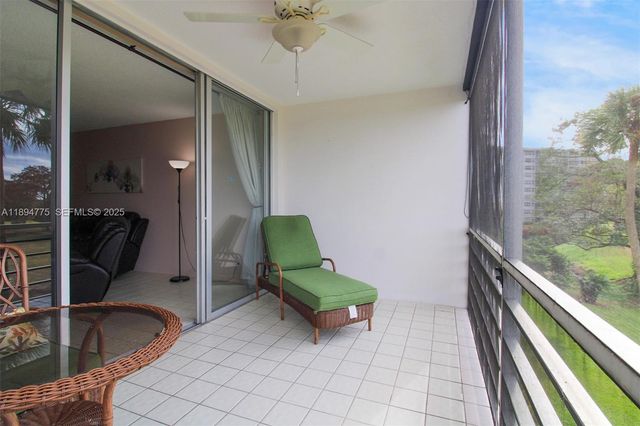 605 Oaks Drive 305, Pompano Beach, FL 33069