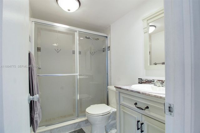605 Oaks Drive 305, Pompano Beach, FL 33069