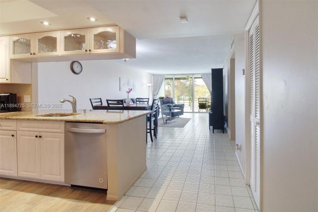 605 Oaks Drive 305, Pompano Beach, FL 33069