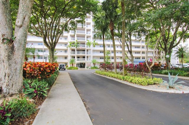 605 Oaks Drive 305, Pompano Beach, FL 33069