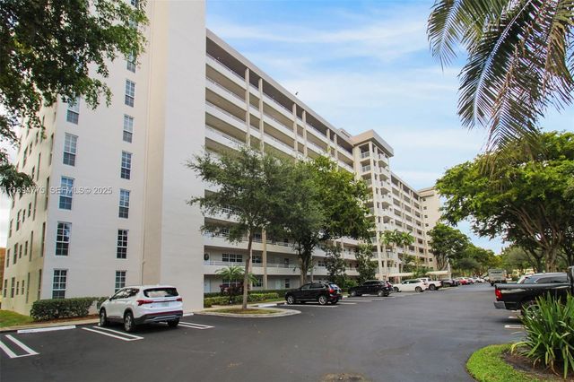 605 Oaks Drive 305, Pompano Beach, FL 33069