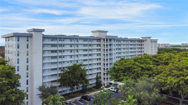 605 Oaks Drive 305, Pompano Beach, FL 33069