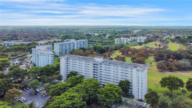 605 Oaks Drive 305, Pompano Beach, FL 33069