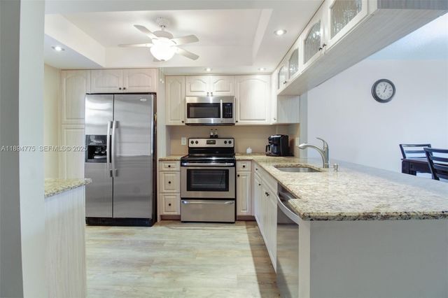 605 Oaks Drive 305, Pompano Beach, FL 33069