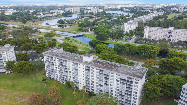 605 Oaks Drive 305, Pompano Beach, FL 33069