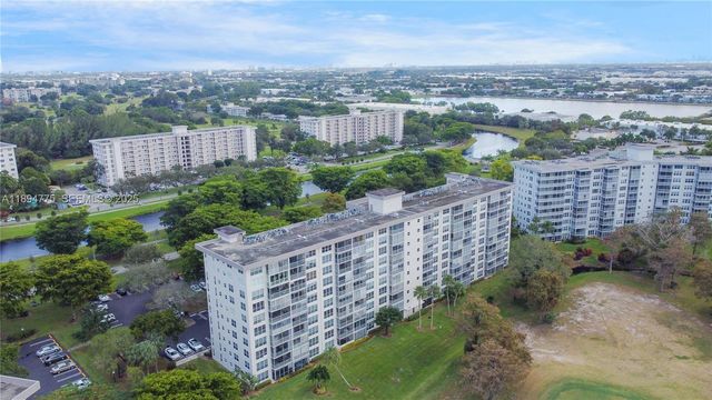605 Oaks Drive 305, Pompano Beach, FL 33069
