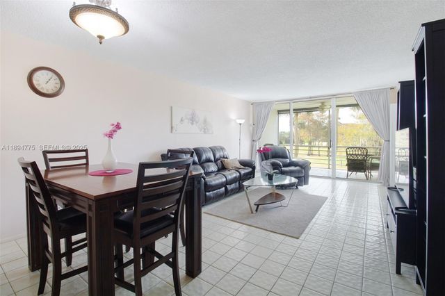 605 Oaks Drive 305, Pompano Beach, FL 33069