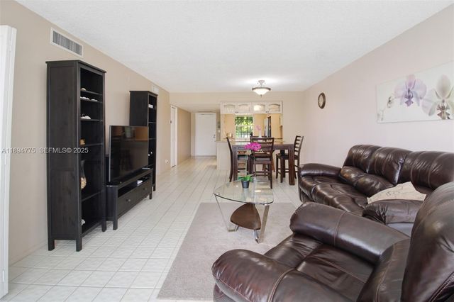 605 Oaks Drive 305, Pompano Beach, FL 33069