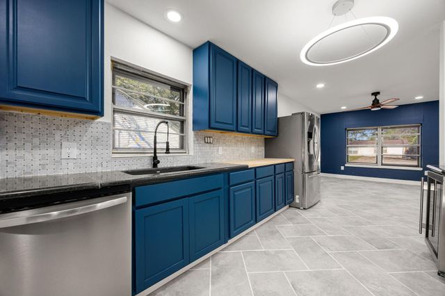 811 W Calhoun Street, Livingston, TX 77351