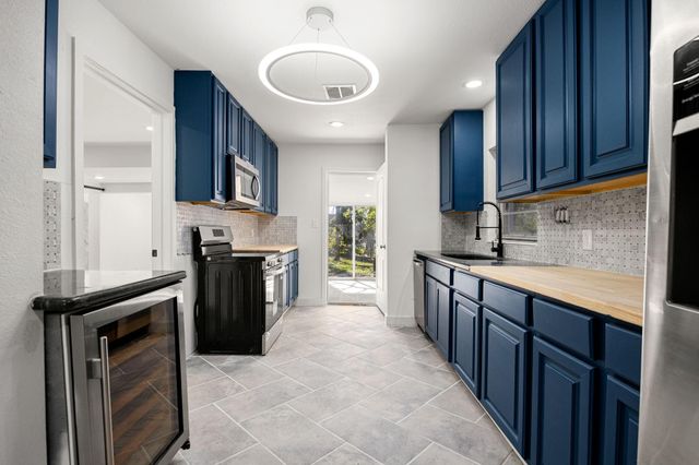 811 W Calhoun Street, Livingston, TX 77351