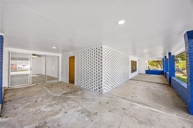 811 W Calhoun Street, Livingston, TX 77351