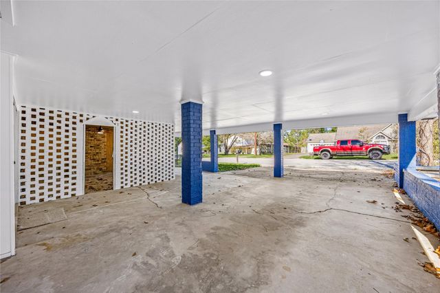 811 W Calhoun Street, Livingston, TX 77351