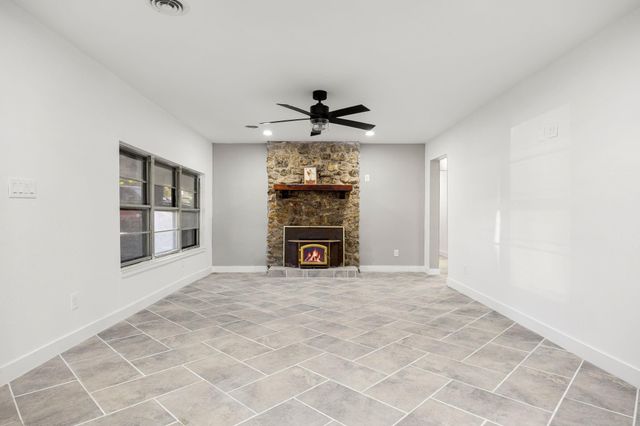 811 W Calhoun Street, Livingston, TX 77351