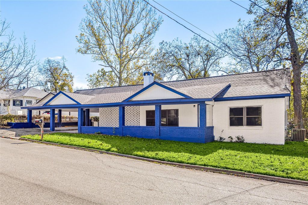 811 W Calhoun Street, Livingston, TX 77351