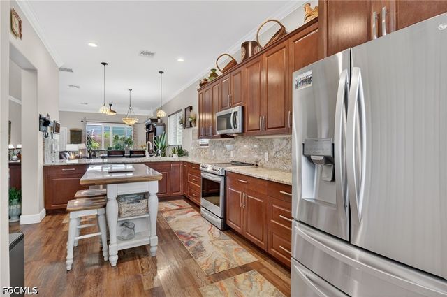 2522 Dora CT, Lehigh Acres, FL 33971