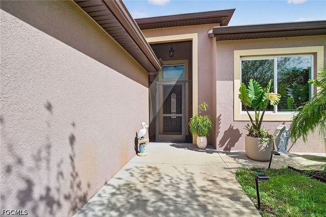 2522 Dora CT, Lehigh Acres, FL 33971