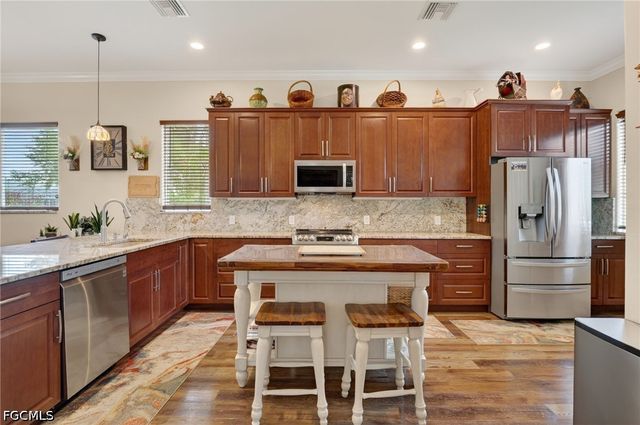 2522 Dora CT, Lehigh Acres, FL 33971