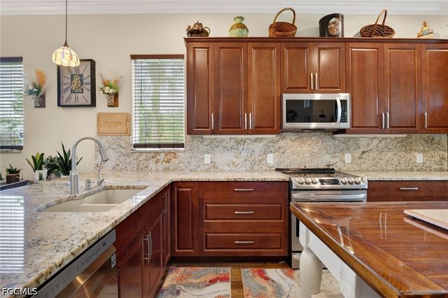 2522 Dora CT, Lehigh Acres, FL 33971