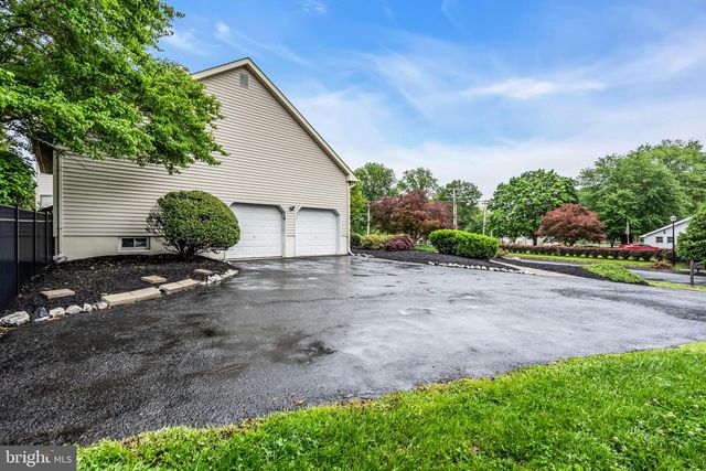 2 TANAGER LN, Robbinsville, NJ 08691