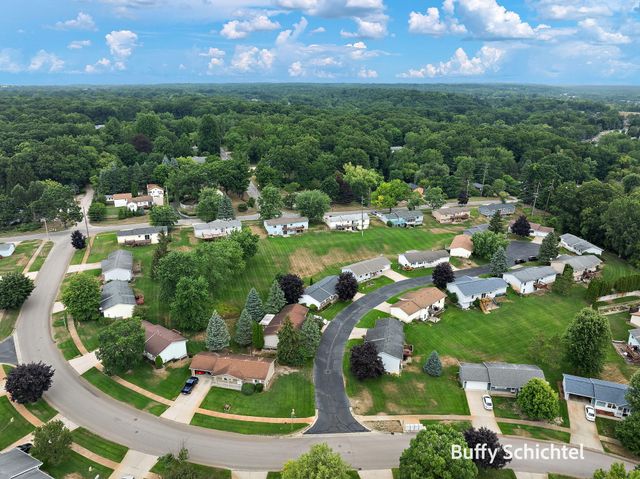 211 York View Place NW, Comstock Park, MI 49321