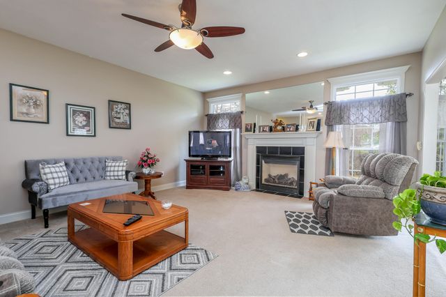 1232 RYAN DR, Centralia, MO 65240