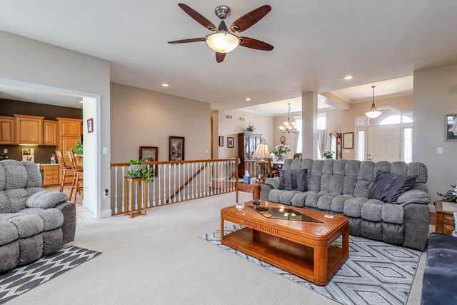 1232 RYAN DR, Centralia, MO 65240