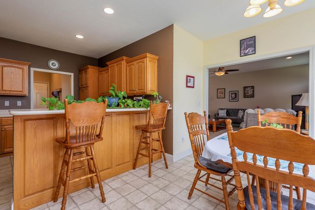 1232 RYAN DR, Centralia, MO 65240