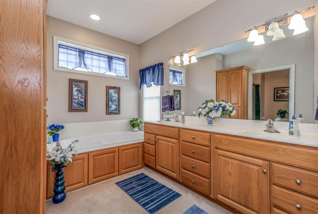 1232 RYAN DR, Centralia, MO 65240