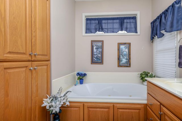 1232 RYAN DR, Centralia, MO 65240