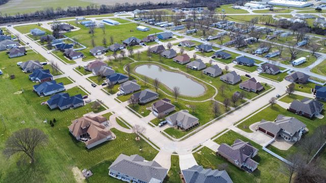 1232 RYAN DR, Centralia, MO 65240