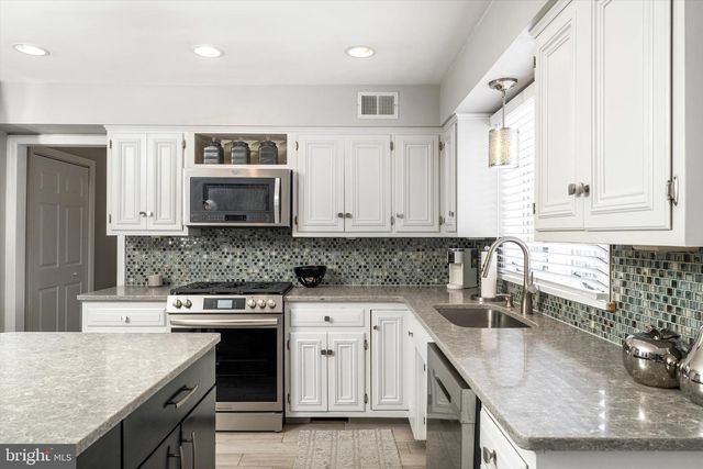 20 AZALEA WAY, Hamilton, NJ 08690