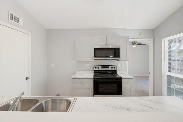 3006 Oak Ridge Place, Grand Prairie, TX 75052