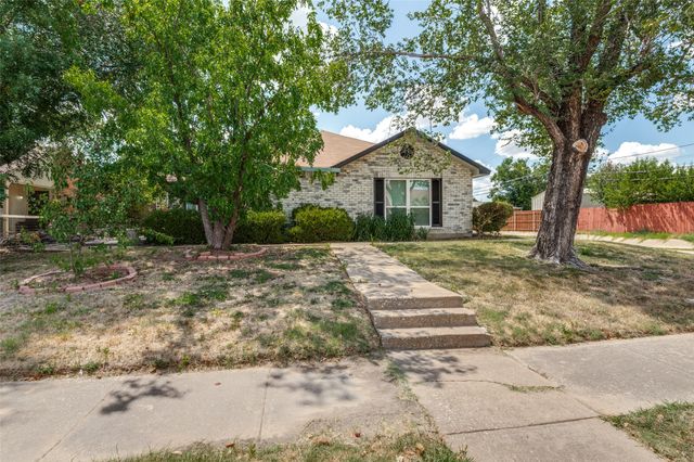 3006 Oak Ridge Place, Grand Prairie, TX 75052