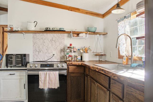 214 S Main St, Byrdstown, TN 38549