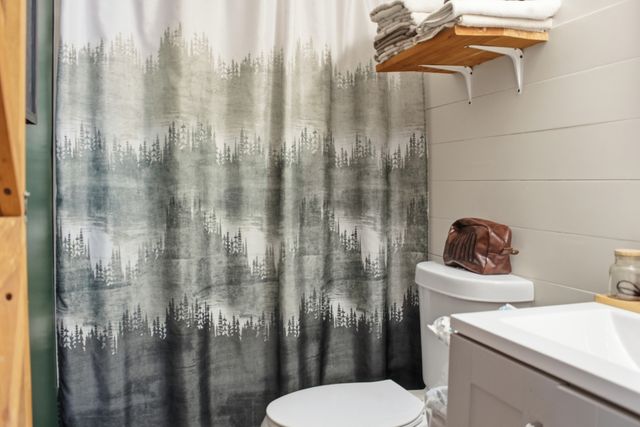 214 S Main St, Byrdstown, TN 38549