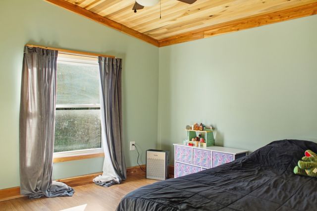 214 S Main St, Byrdstown, TN 38549