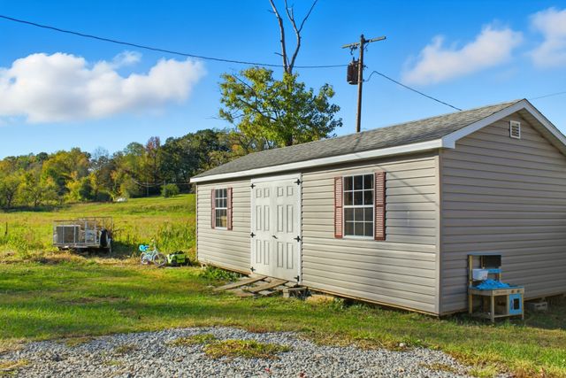 214 S Main St, Byrdstown, TN 38549