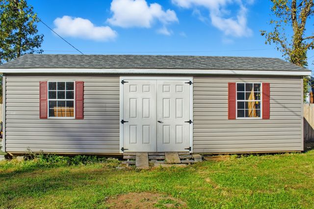 214 S Main St, Byrdstown, TN 38549