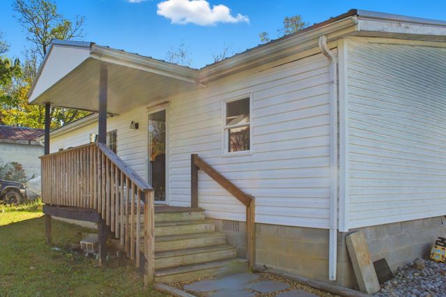 214 S Main St, Byrdstown, TN 38549